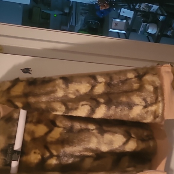 Donna Solyers Tan zip up long sleeve hoddie fur coat. - Picture 4 of 7